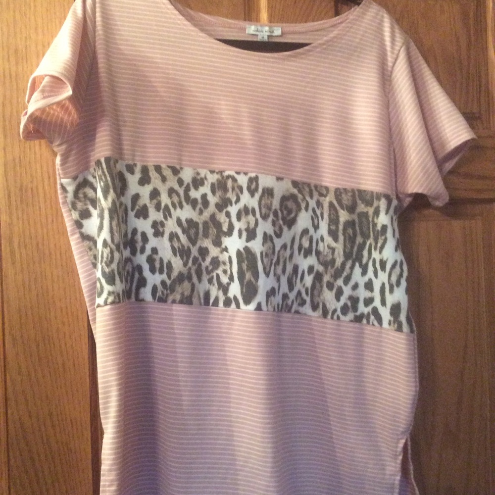 Short sleeve cheetah print top